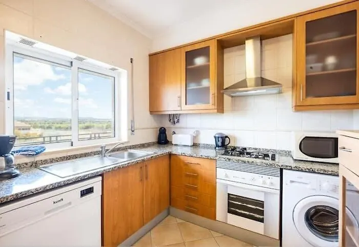 Alfarmar - Pool, Only A Few Minutes Away * Албуфейра